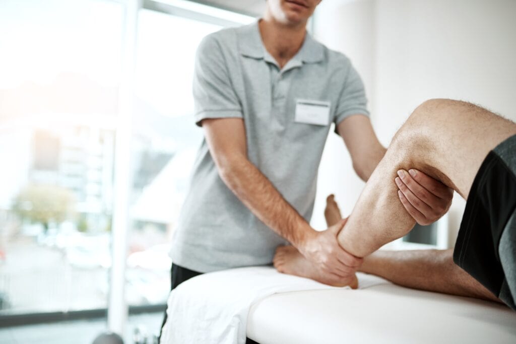 Fysioterapia on yksi alaraajamurtumien hoitomuodoista. Kuvassa fysioterapeutti kuntouttaa potilasta.