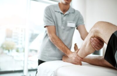 Fysioterapia on tärkeä osa polven kuntoutusta. Mies on fysioterapiassa kuntouttamassa polveaan.