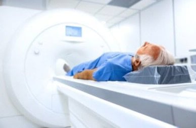 Vanhempi mies menossa mri kuvaukseen, polvi on murtunut.