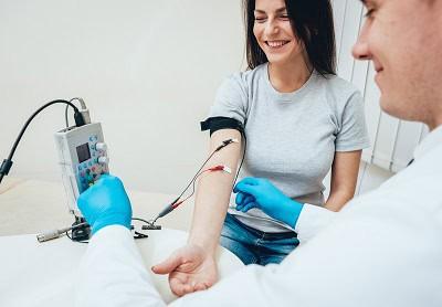 Nainen ENMG-tutkimuksessa, johon liittyy lihasten sähköstimulaatio. Tutkimus on keskeinen ALS-taudin diagnosoinnissa.