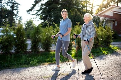 Liikunta on tärkeä osa kuntoutumista. Fysioterapeutti laatii asiakkaalle oman kuntoiluohjelman Kuvassa kaksi naista ulkoilevat yhdessä.