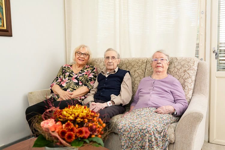 Suomen Seniorihoivan asiakas Bruno, vaimonsa ja avustajansa kanssa.
