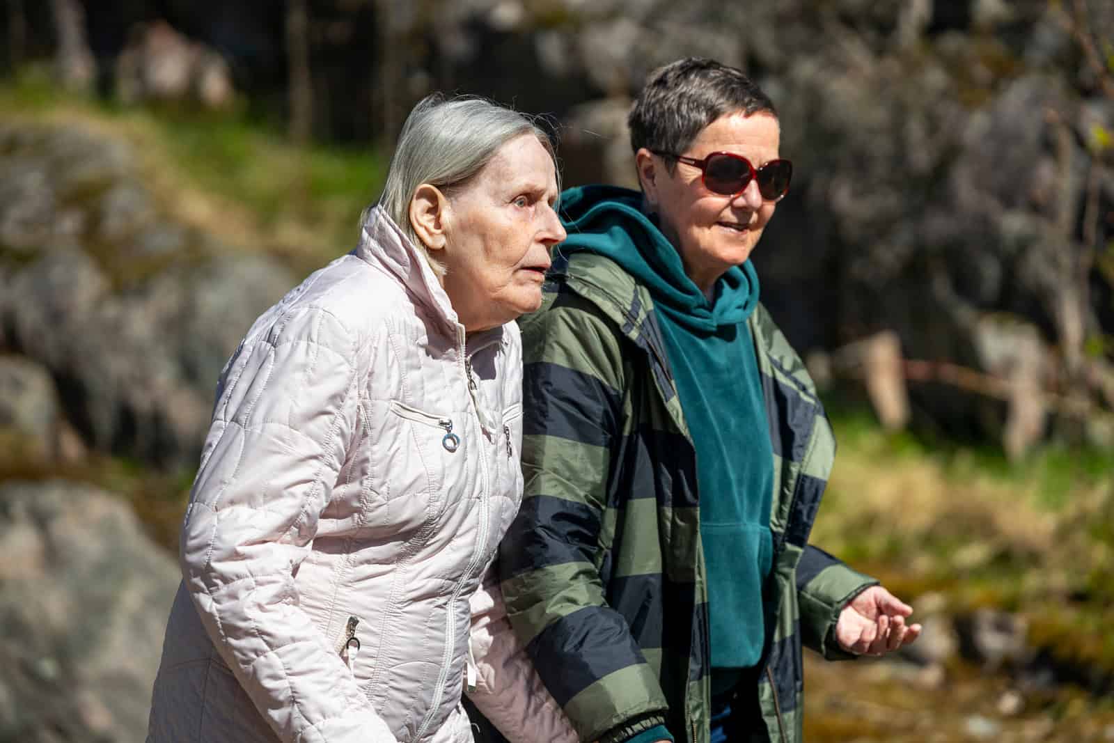 Vanhukset ulkoilevat luonnossa, nauttien raikkaasta ilmasta ja liikunnasta seniorihoivassa.