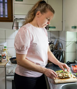 Suomen Seniorihoiva - Tuuli-vaihtoi-opettajan-työt-ikäihmisten-hoivaan